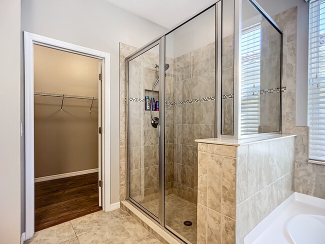 Building Photo - 3009 Esmeralda Dr
