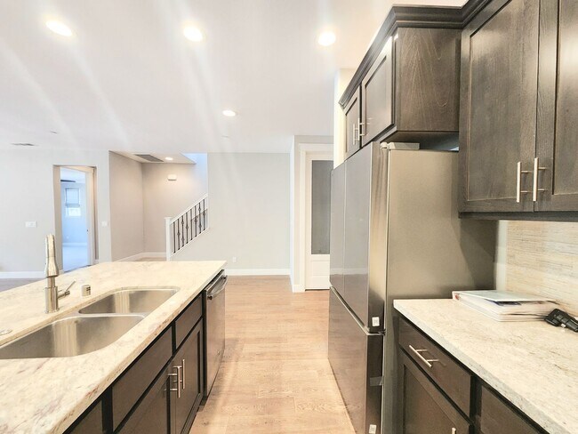 Building Photo - Spacious 5 bedroom house