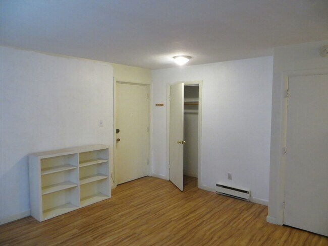 Building Photo - 200 Kelton St