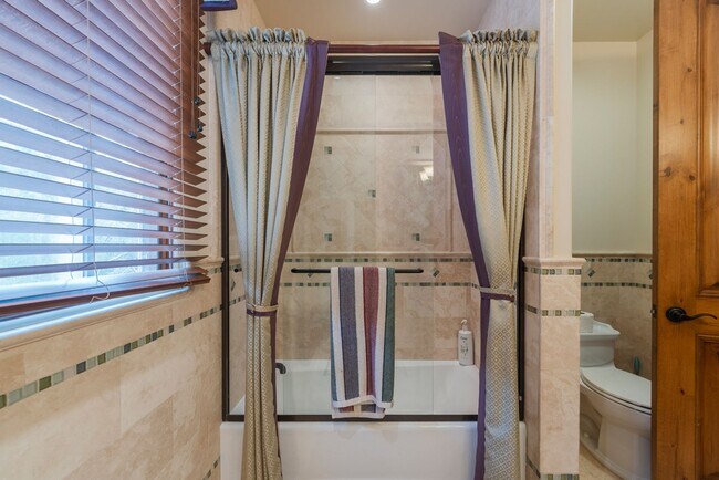 Building Photo - Gorgeous 5 Bedroom Home with sweeping views and pool