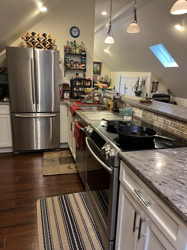 Kitchen - 6 Laurel Ave