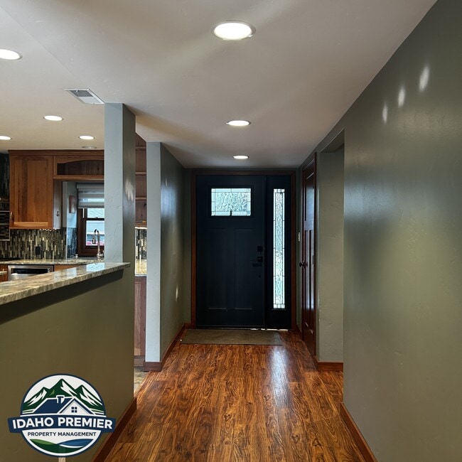 Building Photo - 1565 E Lenz Ln
