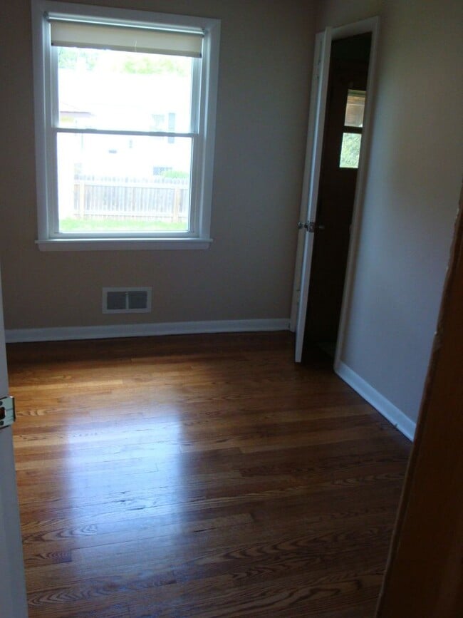 Building Photo - 3 Bedroom, 2 Bath Single Family Home in Quiet Kenosha Neighborhood