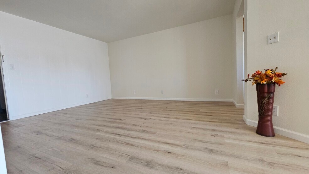 Building Photo - 7641 Reseda Blvd