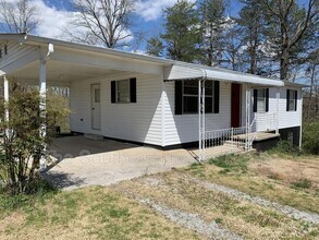 Building Photo - 123 Hickory Hill Dr