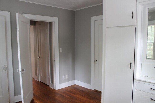 Building Photo - 927 S Flood Ave