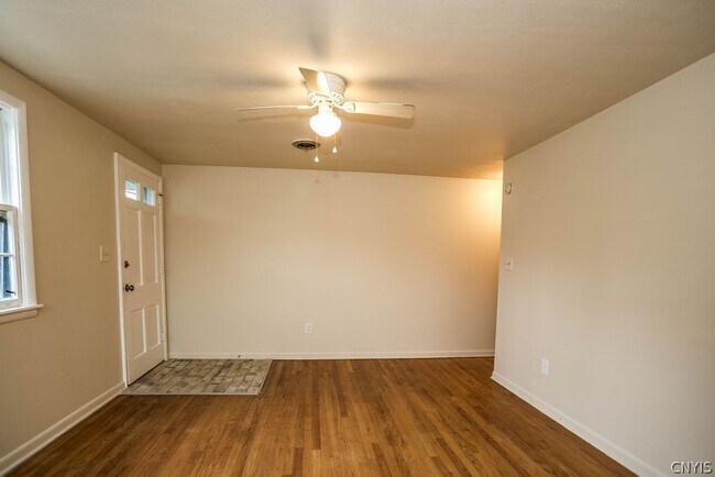 Building Photo - 425 Schuyler St