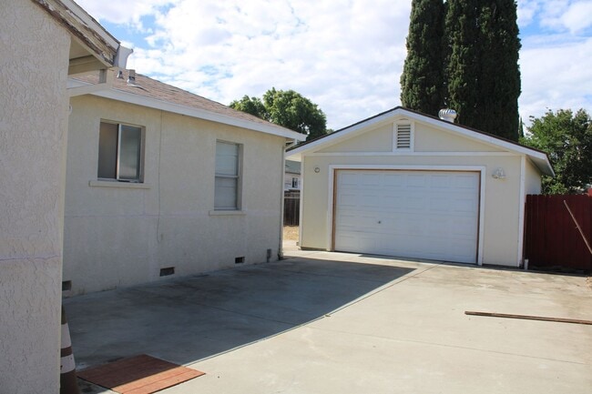 Building Photo - ***COMING SOON*** Three Bedroom, 1 1/2 Bathroom House with 2 Garages and Side Yard Access in Pitt...