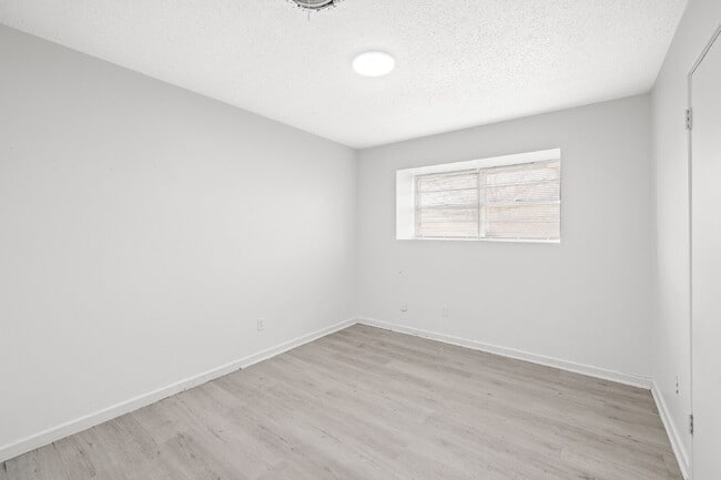 Building Photo - Updated Home w/ Large Backyard, Minutes fr...