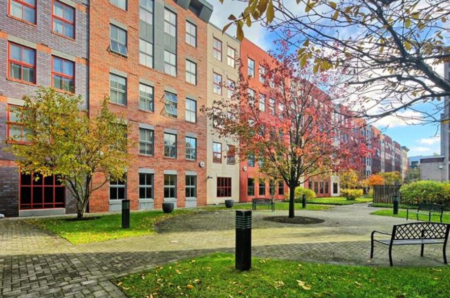 Building Photo - 812 Grand St