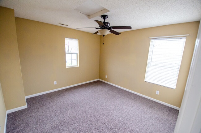 Building Photo - 2322 Middle View Dr