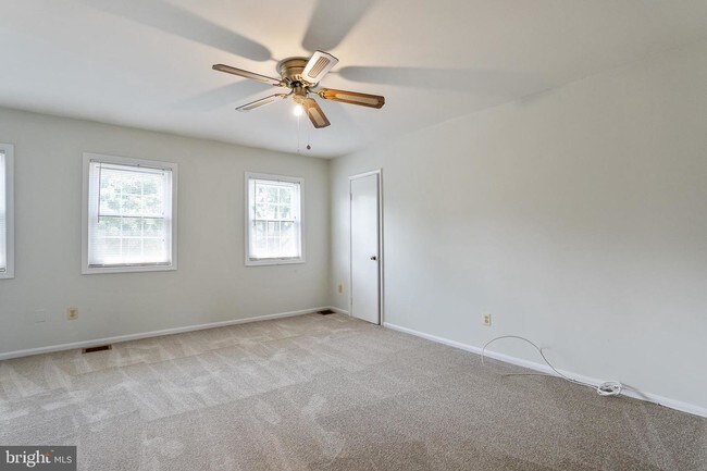 Building Photo - 8032 Lakecrest Dr