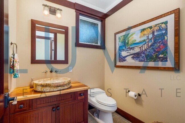 Building Photo - 4 bedroom 3.5 bathroom home with pool