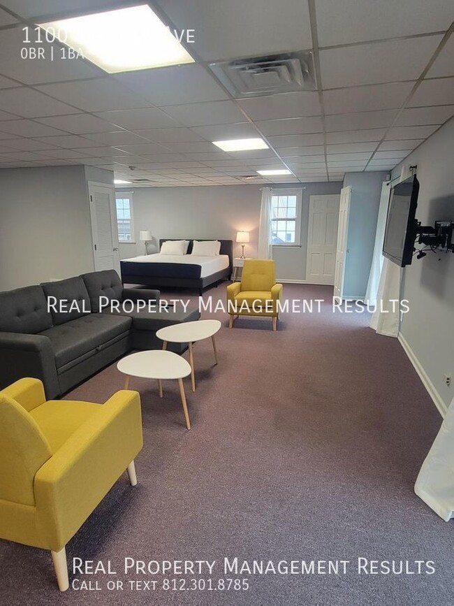 Building Photo - Upstairs Studio Apartment/All Utilities In...