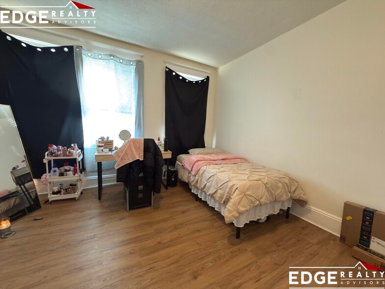 Building Photo - 56 Park Vale Ave