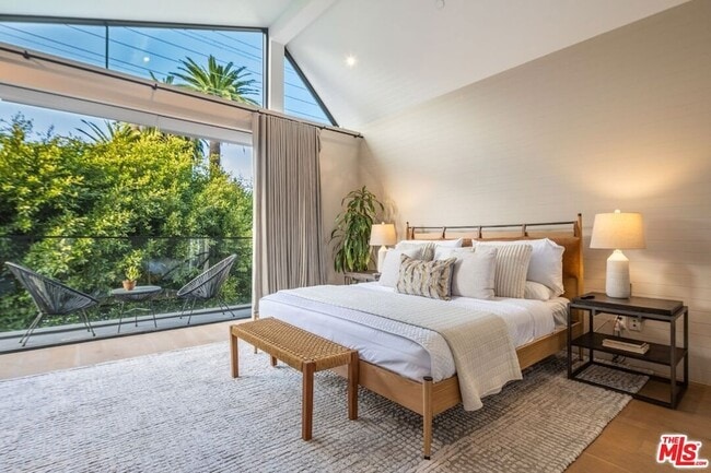 Building Photo - 722 Marine St