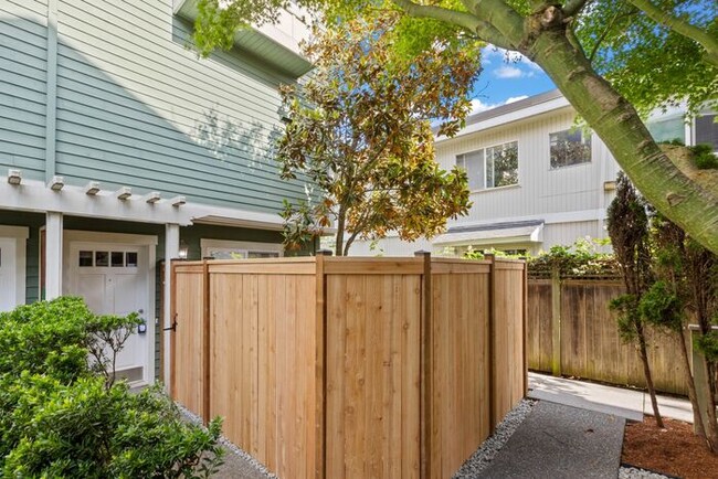 Building Photo - Charming AIR CONDITIONED Alki Townhome