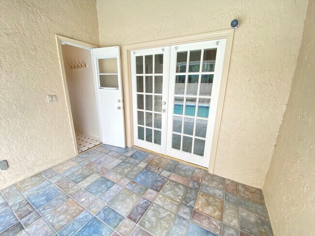 Building Photo - 4955 Southfork Ranch Dr