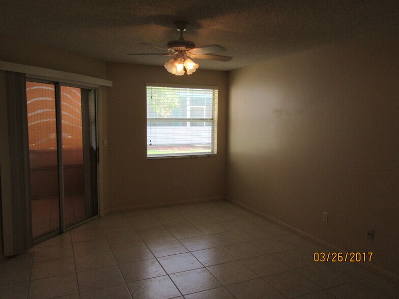 Building Photo - 2651 SE 19th Ct