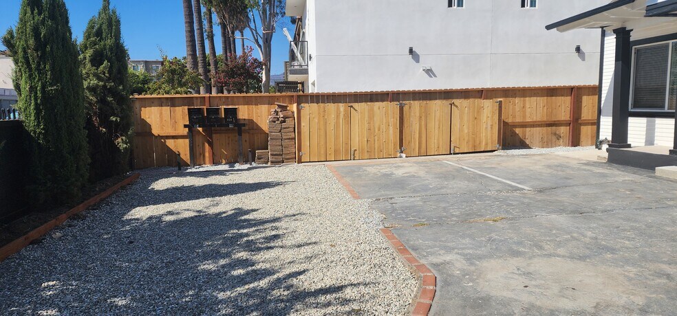 Building Photo - 950 N Kingsley Dr