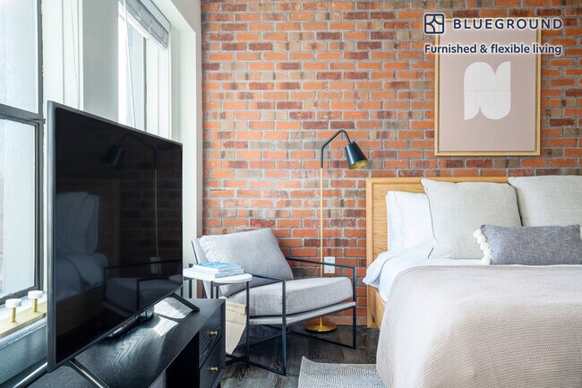 Building Photo - 104 Pine St