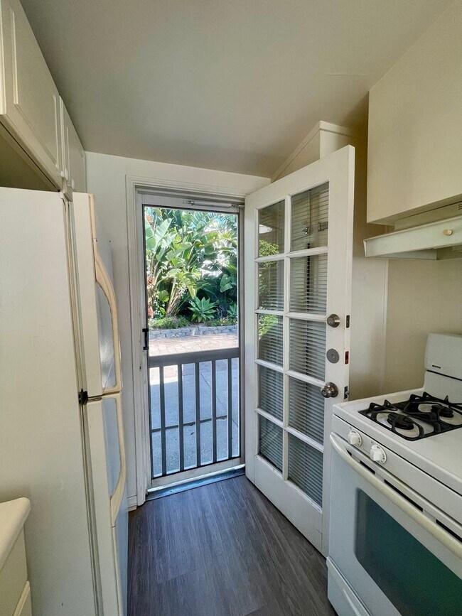 Building Photo - Classic Pierpont Beach House | 10-Month Lease | Just Steps to the Sand