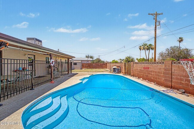 Building Photo - 408 E La Jolla Dr