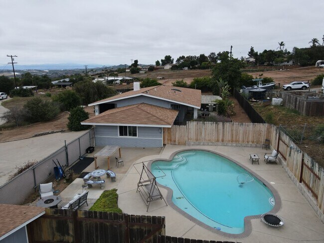 Building Photo - RURAL CHARM ON TOP OF THE HILLS IN VISTA