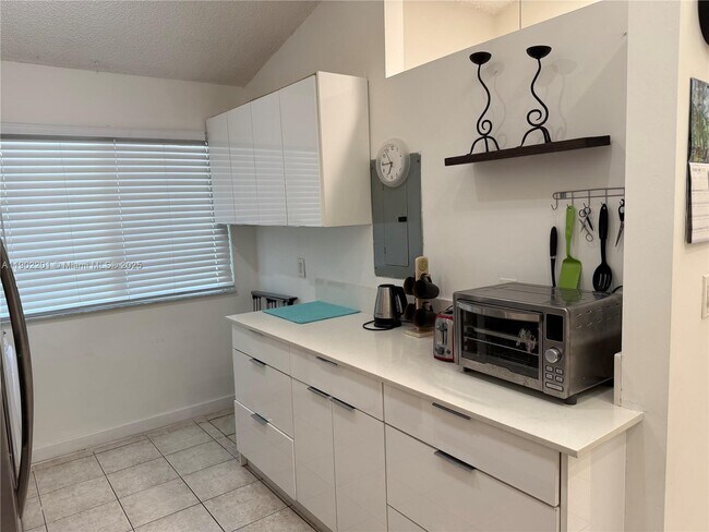 Building Photo - 5596 SW 28th Terrace