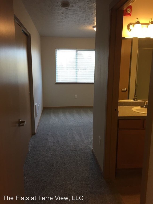 Building Photo - 1880 NE Terre View Dr