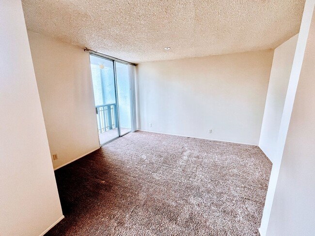 Building Photo - Barrier Reef Studio Condo Close to the Bea...