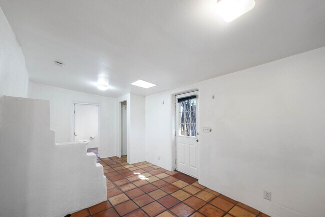 Building Photo - Quaint Studio in Prime Location