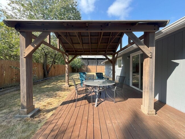 Building Photo - Spacious Yet Cozy 3BR/2BA Home with Garage...
