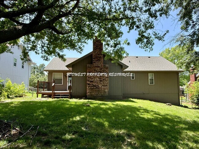 Building Photo - Spacious home with so many updates!  3 bedroom 2.5 baths in Blue Springs