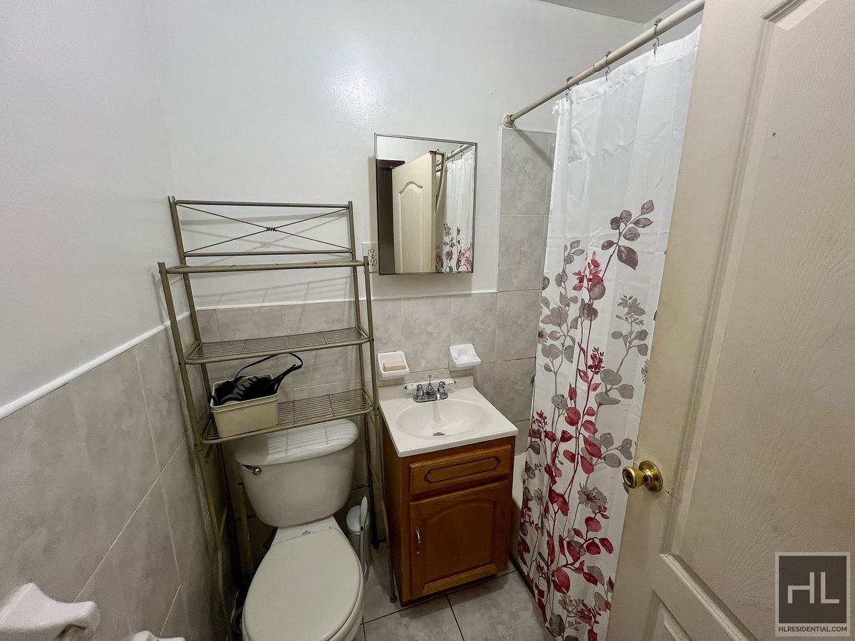 Building Photo - 2BR 1BA Brownstone On Stuyvesant Heights Bushwick Border