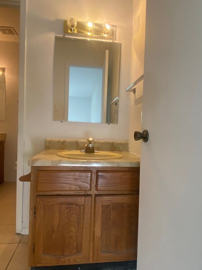 Building Photo - 2 BEDROOM DUPLEX, LAWN CARE AND WATER INCLUDED