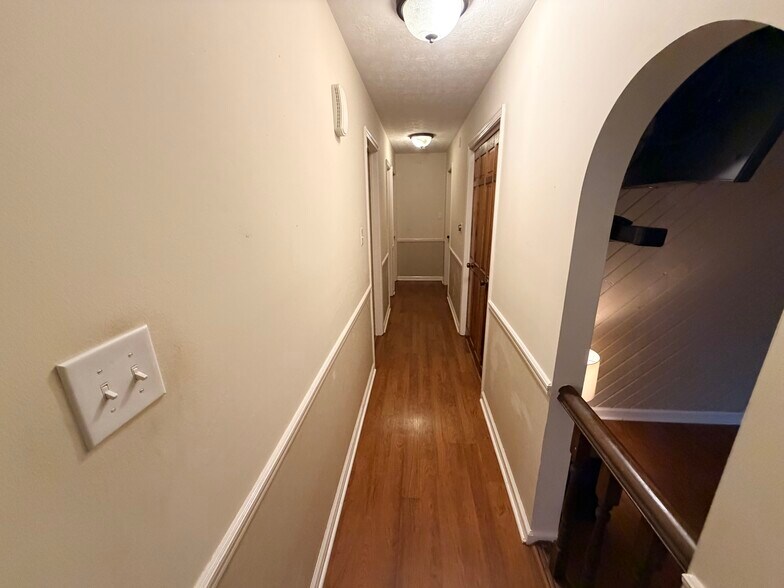 Building Photo - 548 Queenswood Dr