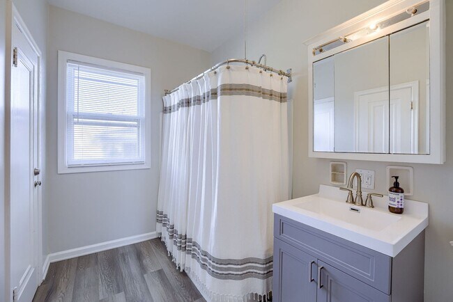 Building Photo - Cozy 1 Bedroom Bungalow!!