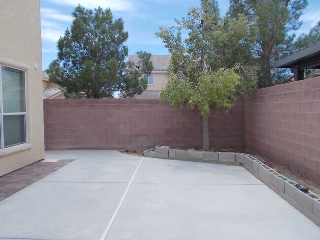 Building Photo - Beautiful 4BR Home with Pool, Loft, and 3-...
