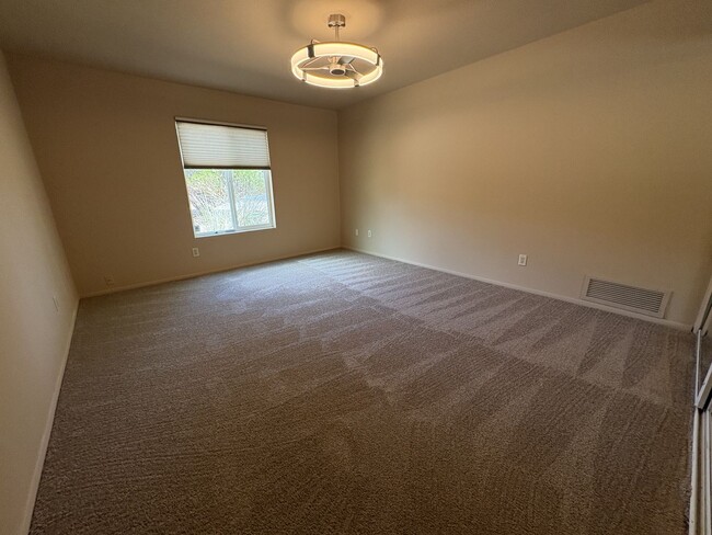 Building Photo - Highly sought community of Colonia Verde