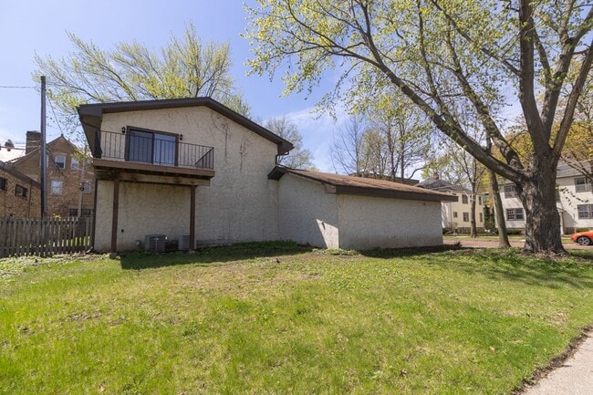 Building Photo - 222 Virginia 3 bed 2 bath apartment in historic Cathedral Hill neighborhood