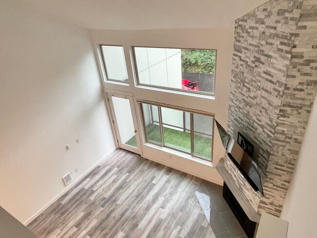 Building Photo - Remodeled End-Unit Condo in Sand Point wit...