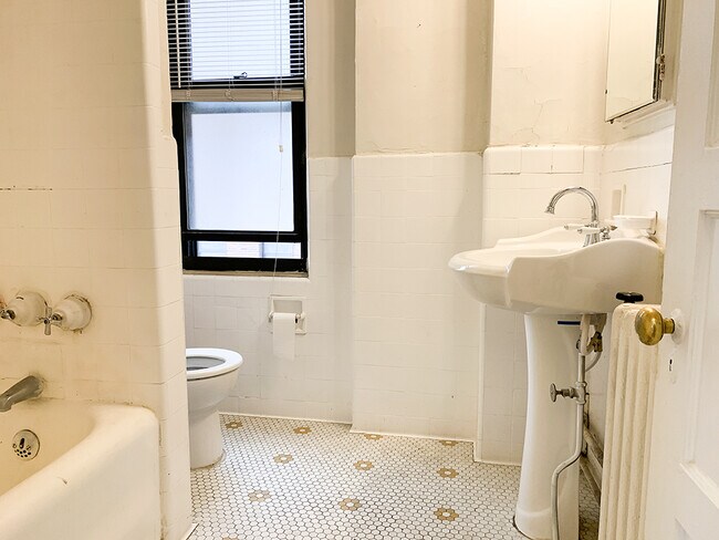 Building Photo - 8925 E Jefferson Ave