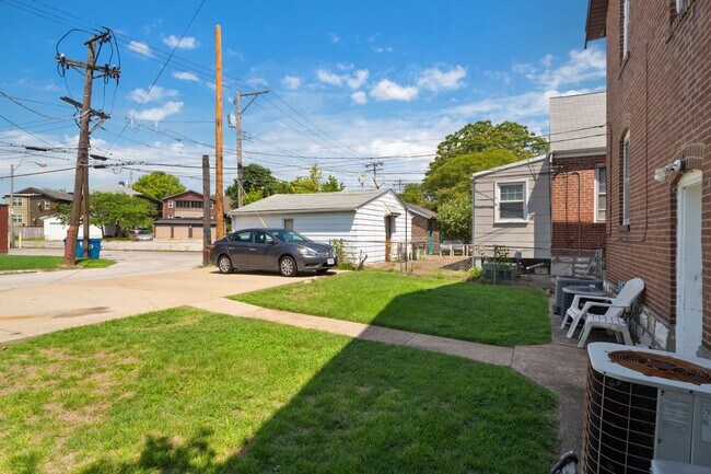 Building Photo - 3535 Lawn Ave