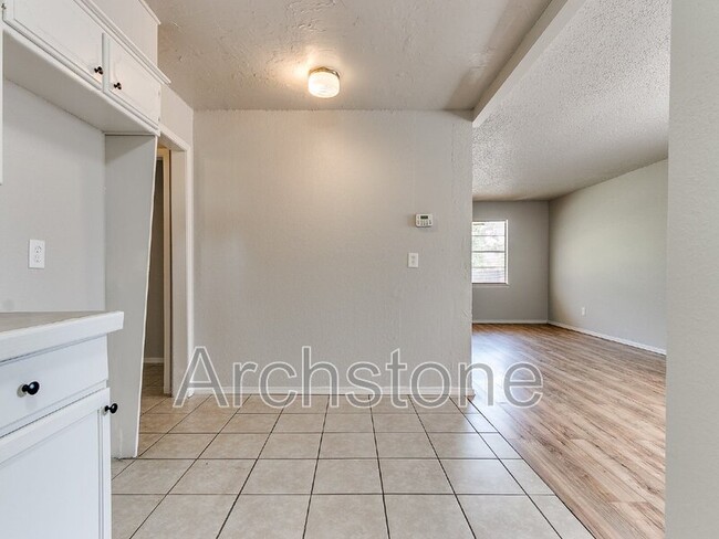 Building Photo - 8814 NE 13th St