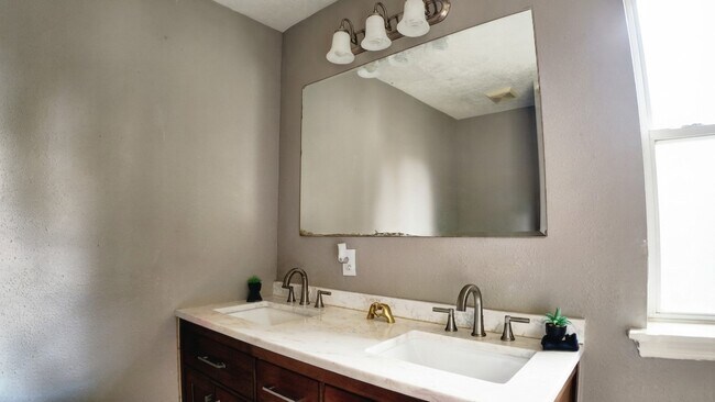 Building Photo - 13624 Sableglen Dr
