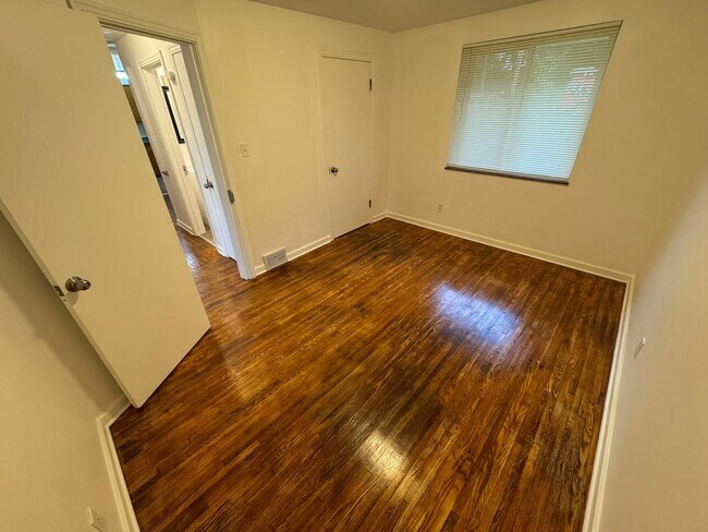 Building Photo - Updated 2-Bedroom 1-Bath Ranch House, GORG...