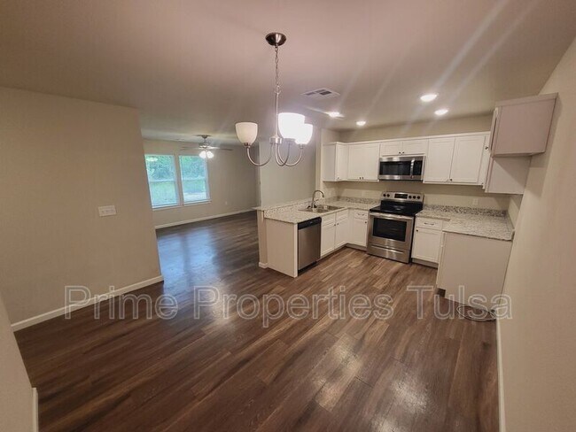 Building Photo - 1511 Rosewood Dr