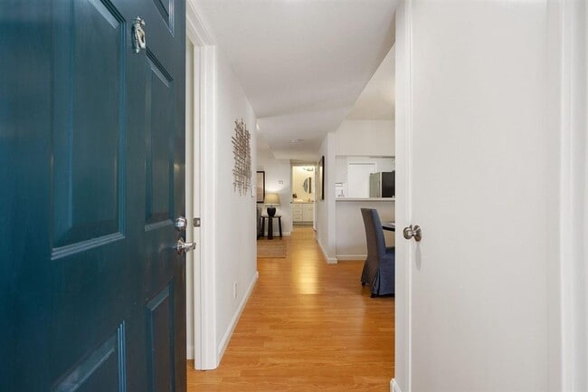 Building Photo - Resort Style Oakland Condo with Private Terrace