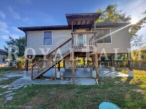 Building Photo - Cozy Inside, Spacious Outside: Fort Myers 2 Bed / 1 Bath + Giant Lawn + W/D Hookups — Pets Accepted